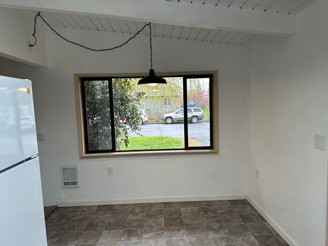 Building Photo - Beautifully updated 2 bedroom 1 bath home ...