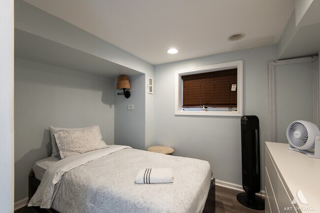 Building Photo - 2510 N Artesian Ave