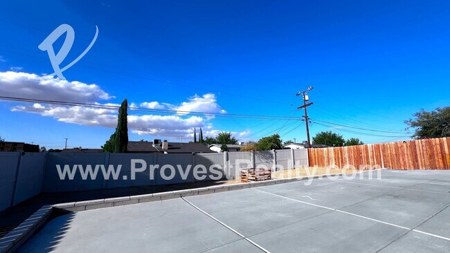 Building Photo - 2 Bed, 2 Bath Victorville Home!!!