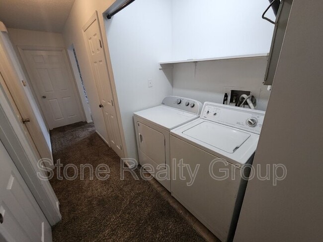 Building Photo - 2329 E Glenview Dr