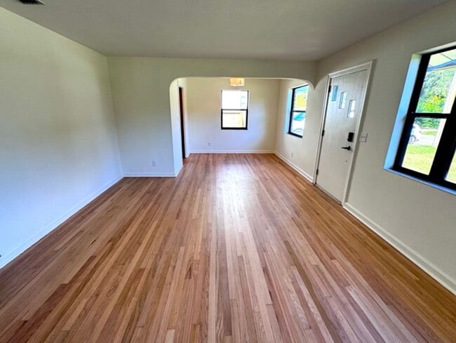 Building Photo - Immaculate, fully remodeled home in the hi...