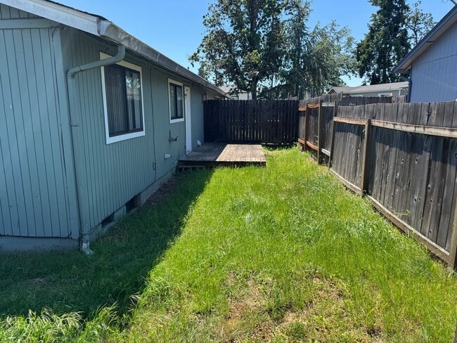 Building Photo - 2 bedroom 1 bath duplex in Cottage Grove!