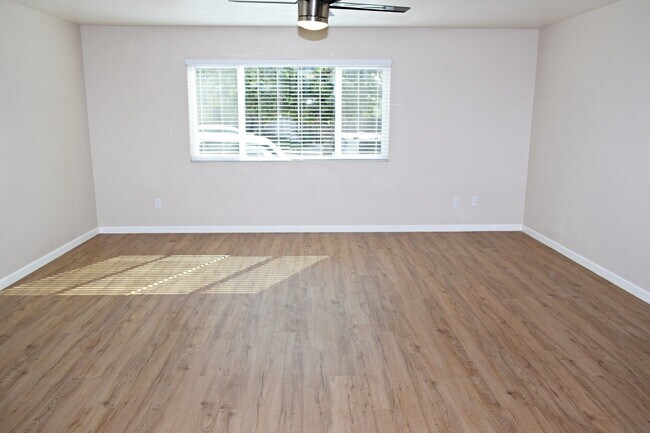 Building Photo - 2BR, 1BA Apartment Unit - Open Floor Plan, No Carpet , Double Pane Windows, and 1 Assigned Parkin...