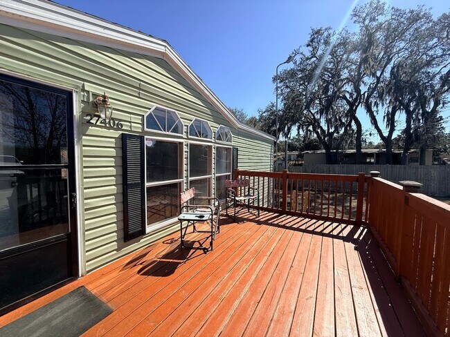 Building Photo - Super Cute 2/2 on almost half acre!