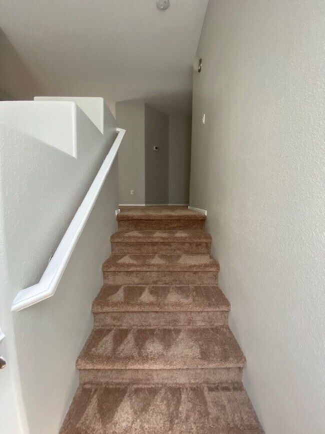 Building Photo - Southern Highlands 4 Bedroom- Single Famil...