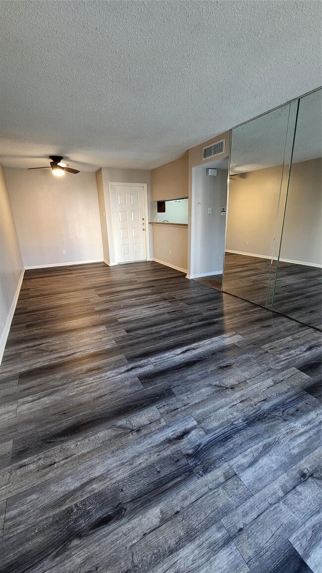 Building Photo - 2818 S Bartell Dr