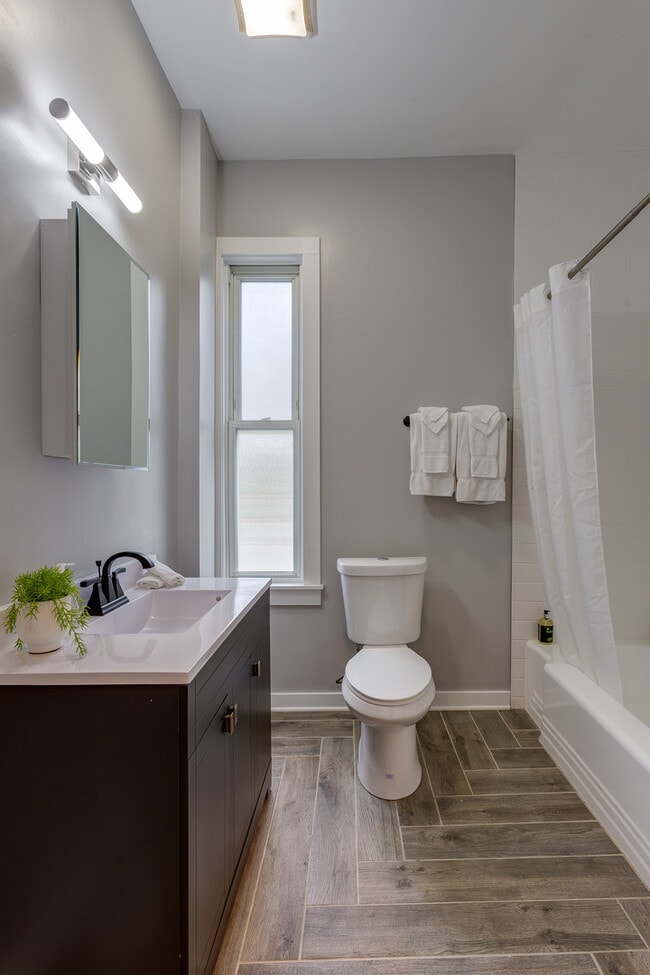 Building Photo - 1148 W Addison St