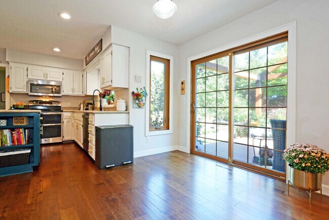 Building Photo - Beautiful 4-Bedroom Home in Vadnais Height...