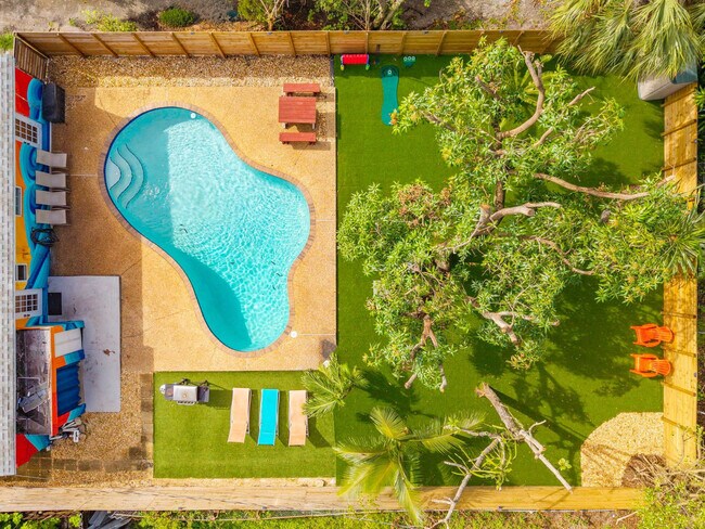 Building Photo - 1425 NE 5th Terrace