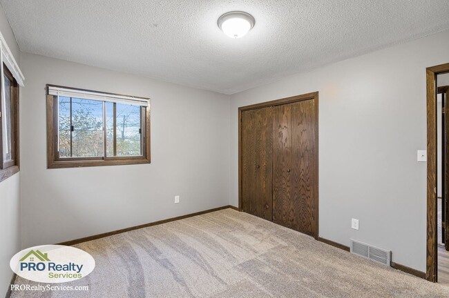 Building Photo - 5 Bedroom Home in Chisago City