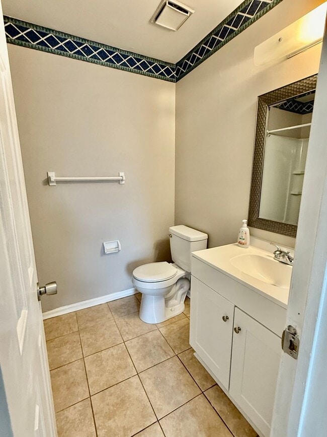 Building Photo - 3BD/2.5BA Brick Townhouse in Washington Commons off of Great Neck! Renovated throughout!