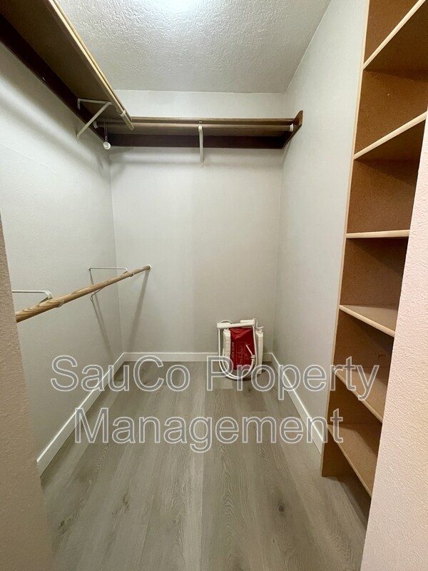 Building Photo - 324 SE 30th Ave