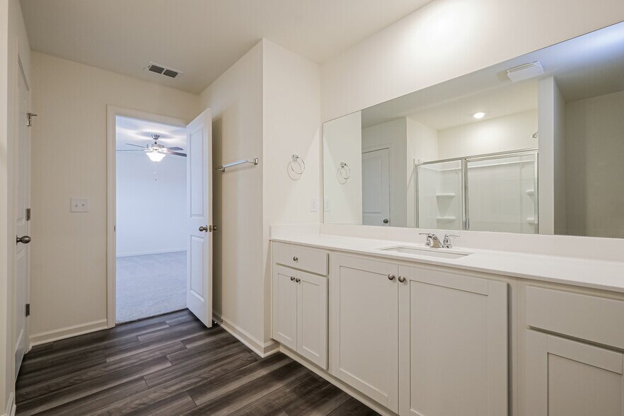 Building Photo - 208 Long Dr