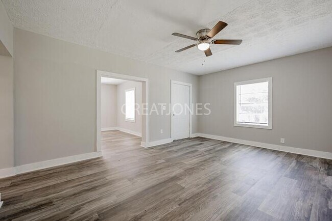 Building Photo - Charming 2 Bedroom in LaGrange!