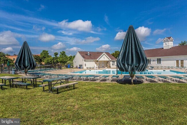 Building Photo - 4960 Clarendon Terrace