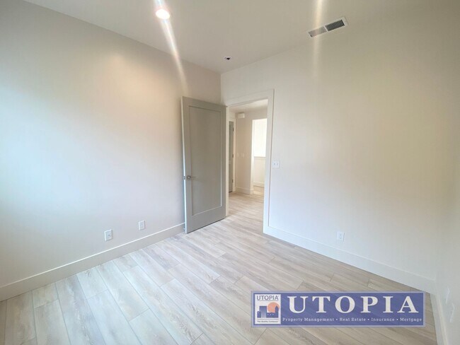 Building Photo - 3Bd/2Ba Townhouse Style Home with Office/Den and Garage- Centrally Located, Easy Commute