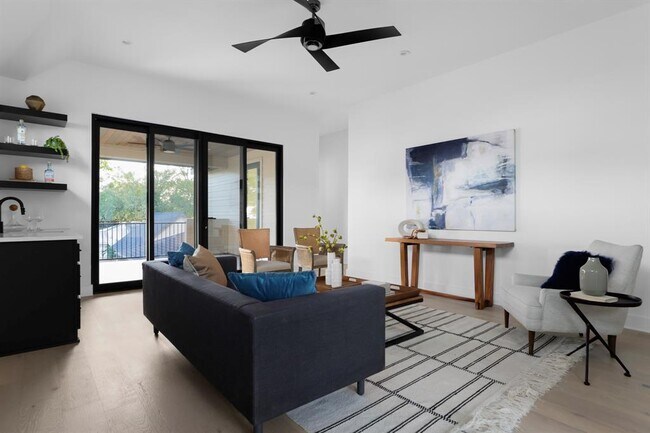 Building Photo - 603 E 47th St