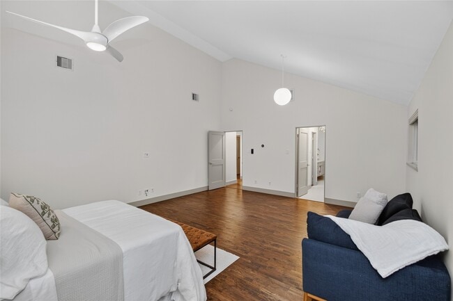 Building Photo - 14603 Carolcrest Dr