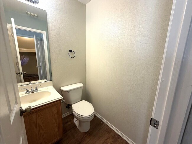 Building Photo - 1512 S Medina St