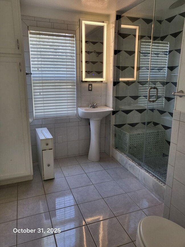 Building Photo - (2) Bed/(2) Bath w/ Must-See Updates Avail...