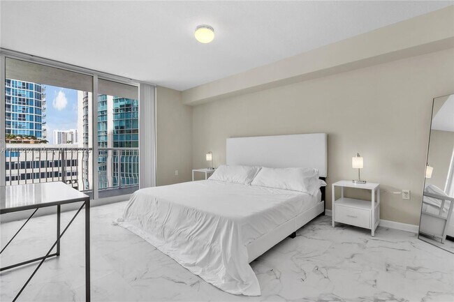 Building Photo - 1200 Brickell Bay Dr