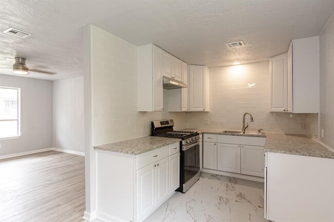 Building Photo - 2605 Queensbury Rd