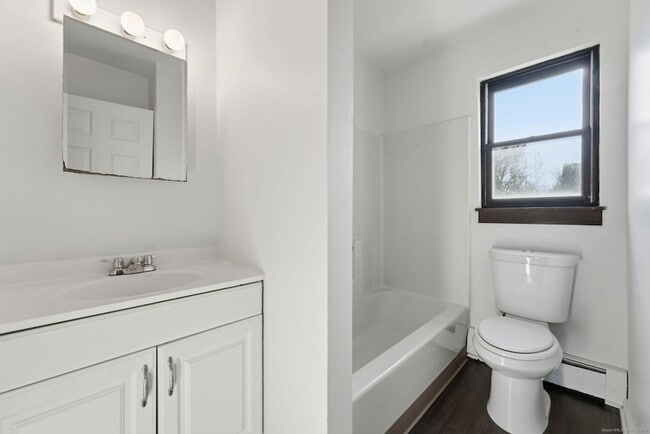 Building Photo - 33 Guilford St