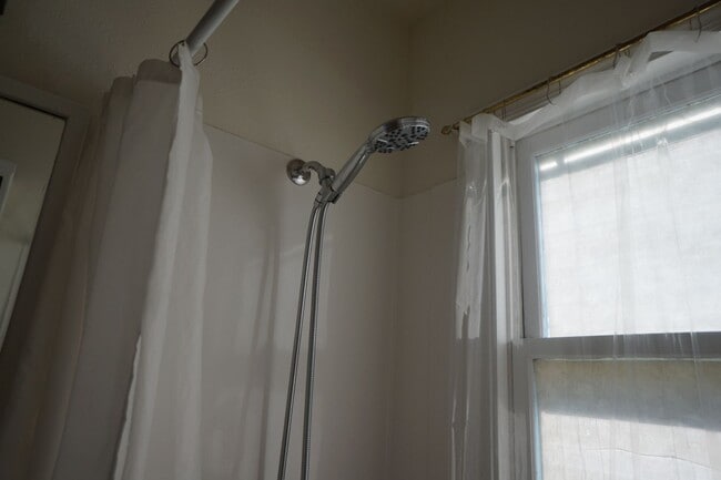 Building Photo - NE Portland 3 bedroom Rose City Park - APP...