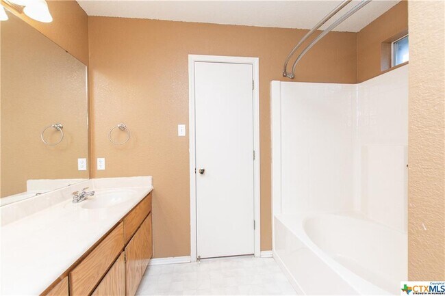 Building Photo - 3407 Solomon Dr