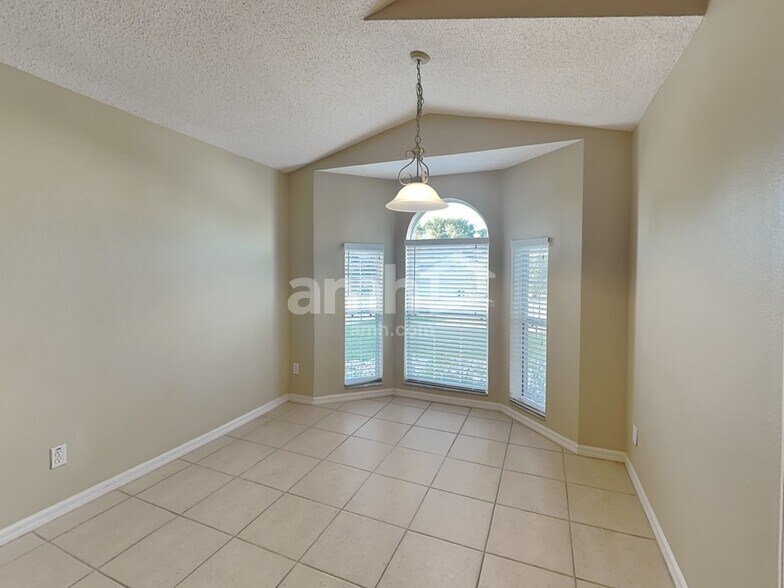 Building Photo - 1072 Bluegrass Dr