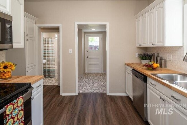 Building Photo - Charming 2 Bed, 1 Bath Single-Family Home with Large Backyard & RV Hookups!