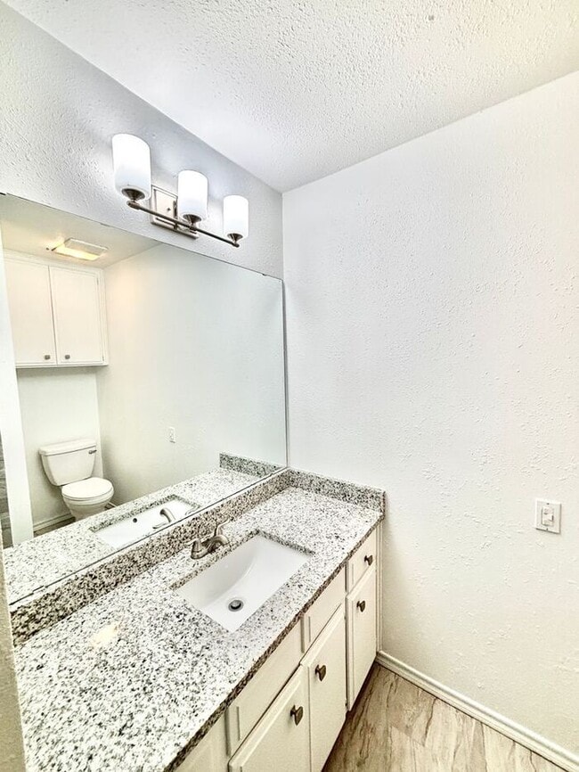Building Photo - 2123 Mistletoe Ave