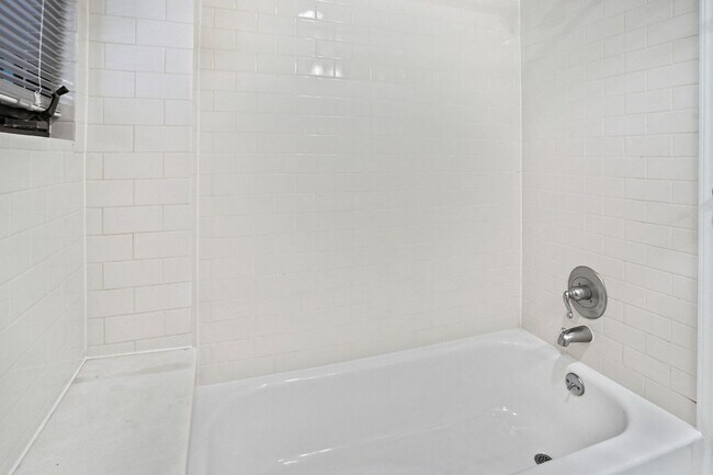 Building Photo - Wonderful Woodley 1 Bedroom with Parking