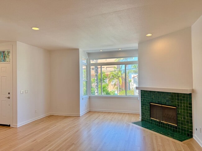 Building Photo - Beautiful 3BD/3.5BA Rowhome in Bankers Hil...
