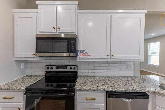 Building Photo - Stylish Glen Rose Home with Open Layout