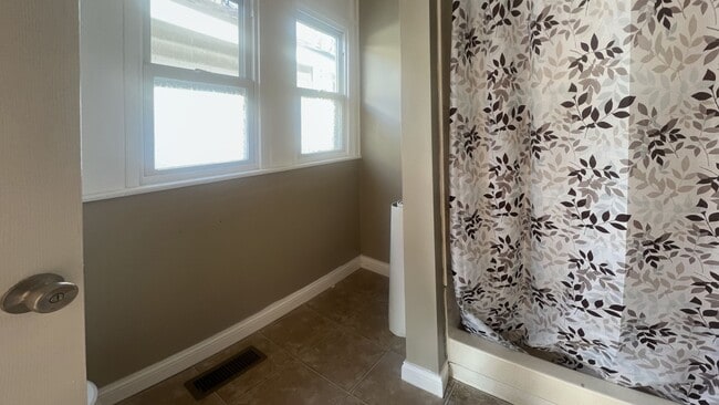 Building Photo - 2744 5th Ave