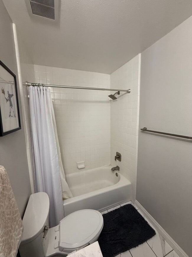 Building Photo - Well Maintained & Updated Home