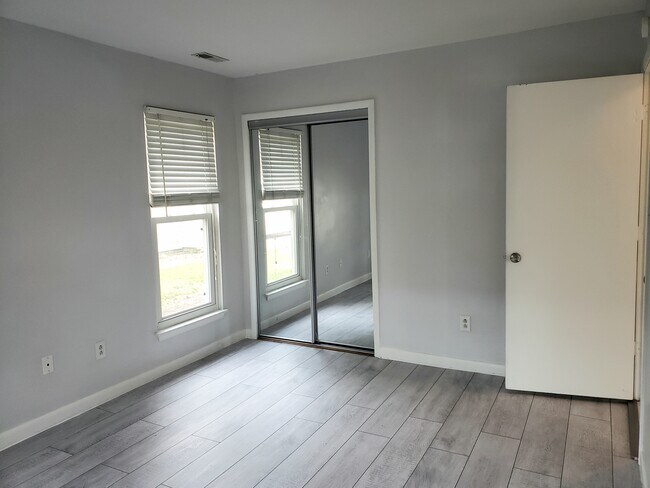 Building Photo - 1104 Parks Ave