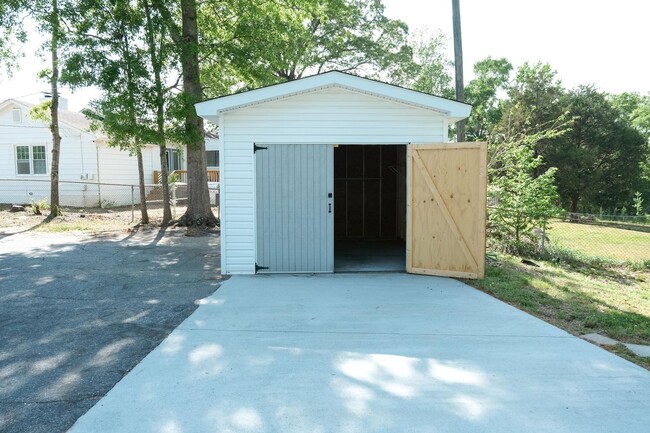 Building Photo - Charming 3/1.5 ranch style house!