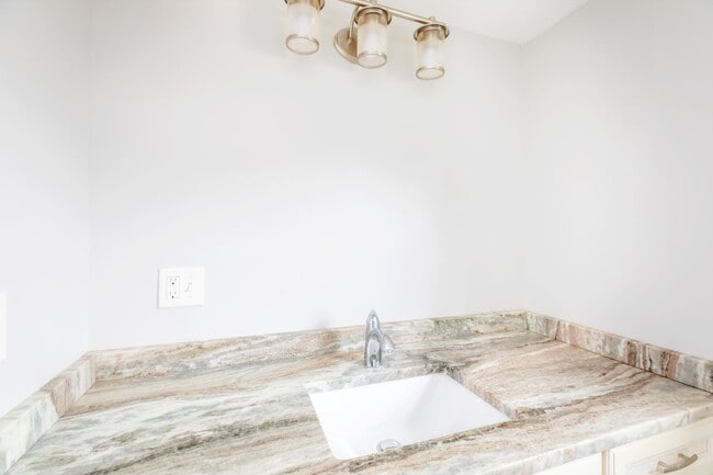 Building Photo - 140 Ashworth Ave