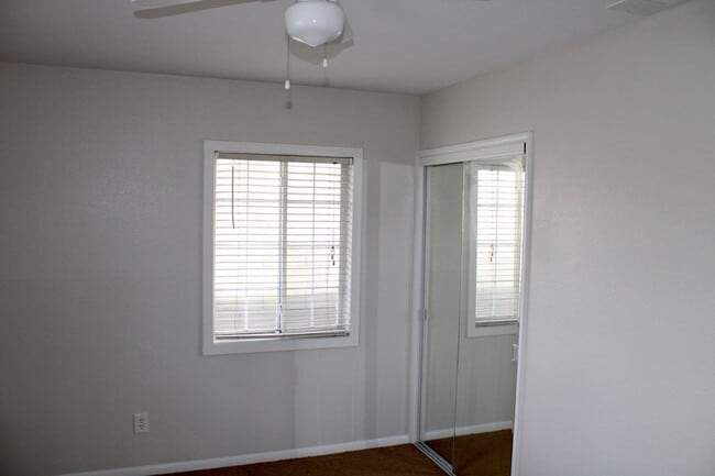 Building Photo - Cute 3Bedroom 1Bath Home Located Off Stockdale Hwy Centrally Located. Large Gated Yard. Gardner I...