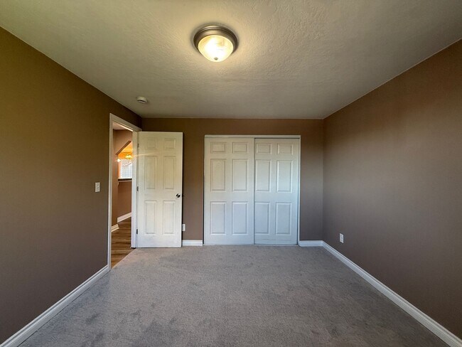 Building Photo - Updated 2-Bedroom Condo West Richland