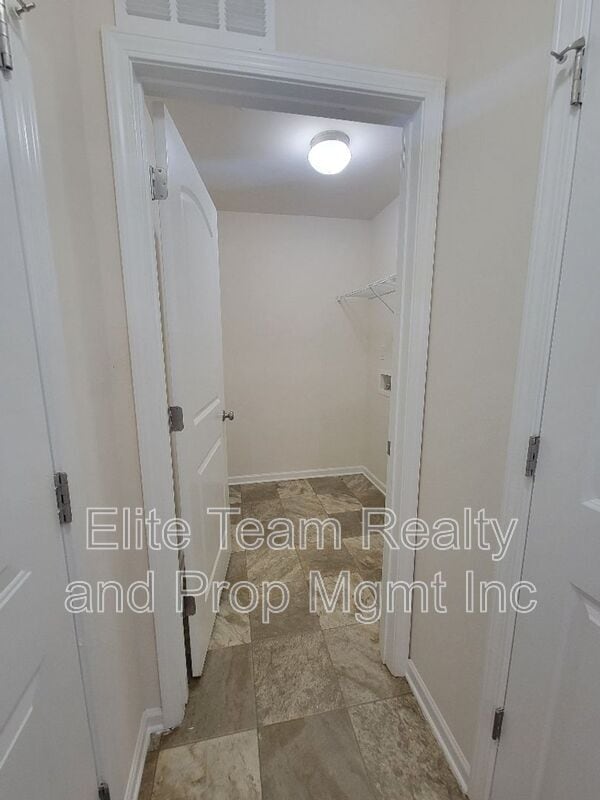 Building Photo - 5823 Hewitt Dr