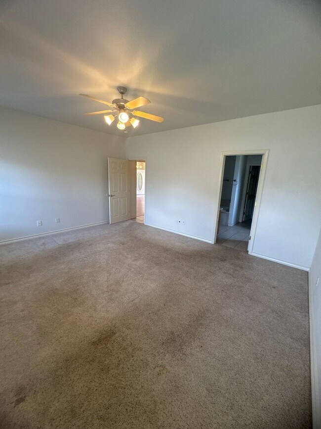Building Photo - 3 Bed 2 Bath Home Available 10/13