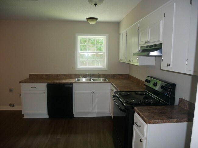 Building Photo - 2011 Coral Hills Dr