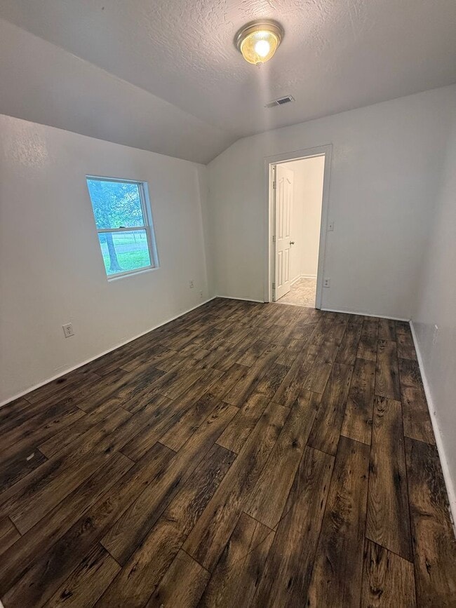 Building Photo - Beautiful 4 bedroom 2 bath house available now