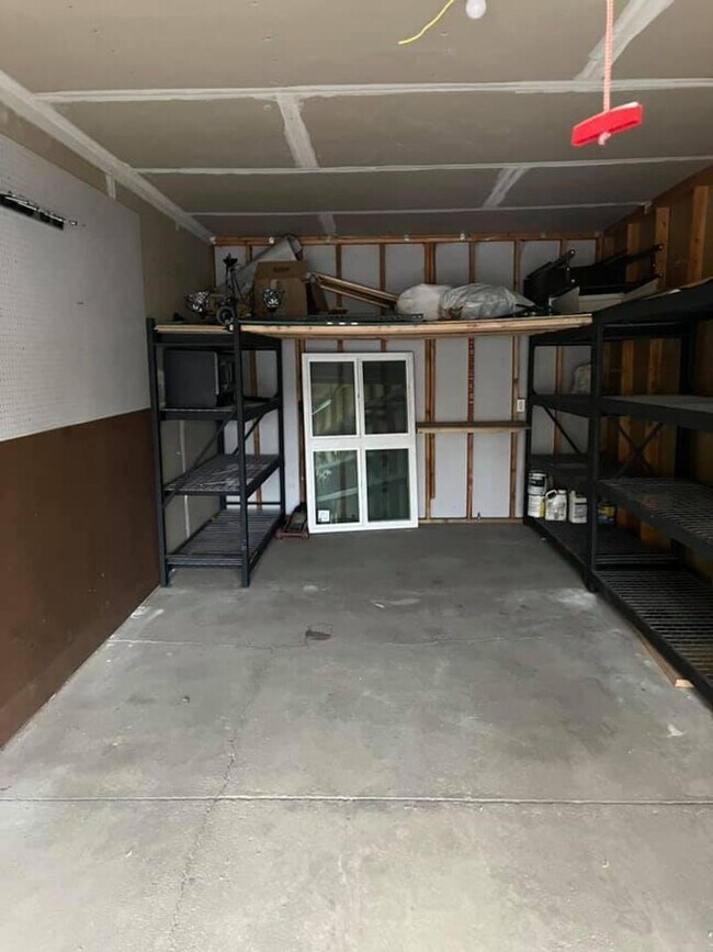 Building Photo - Great 2 bedroom/2bath condo- 3rd floor with loft! 1 car garage! Flexible Move in Date!