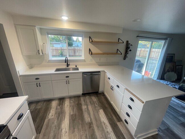 Building Photo - Charming 4-Bedroom with Open Floor Plan & ...