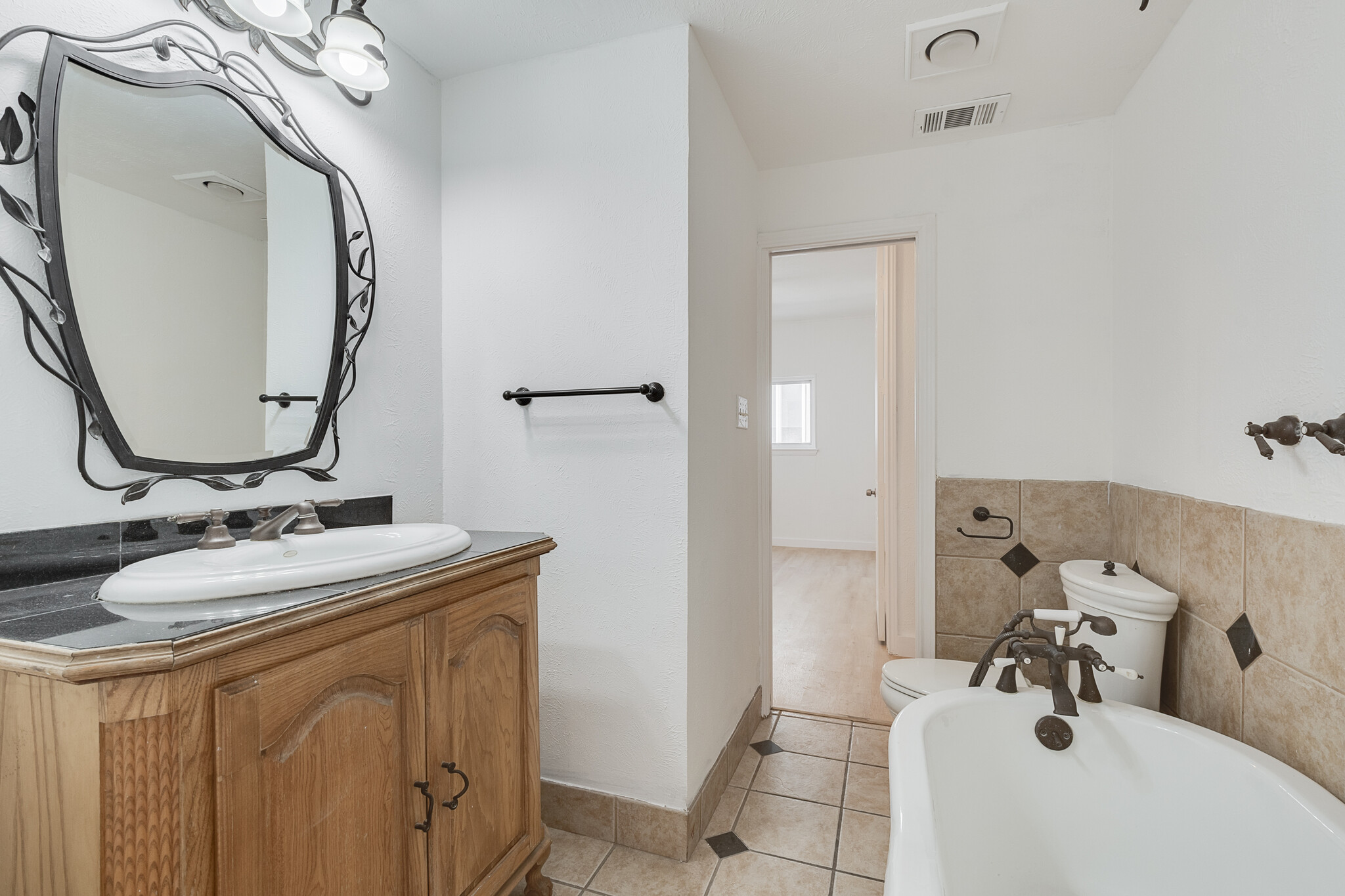 Hallway Shared Bathroom - 4023 Wycliff Ave