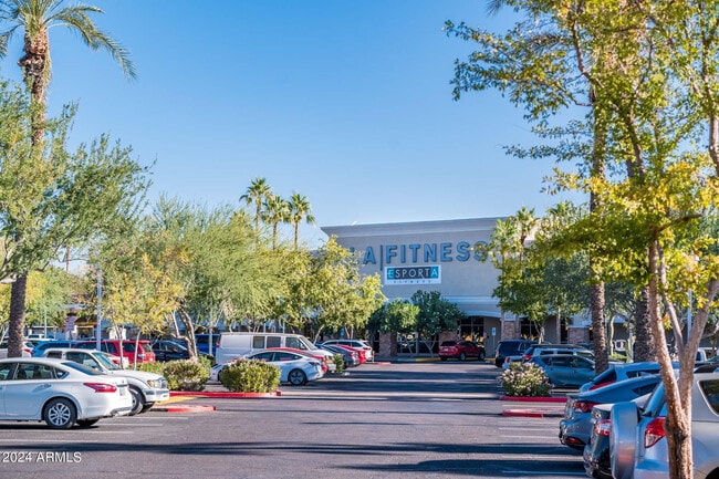 Building Photo - 7526 N Vía De La Campana